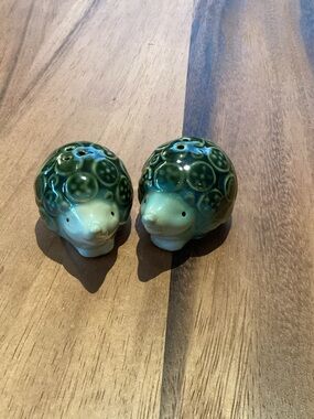 Hedgehog Salt & Pepper cute tiny ceramic mini hedgehogs